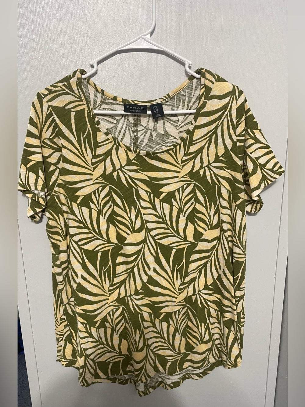 Tahari Womens Size 1X Tropical Palm Leaf short sleeve scoop neck top